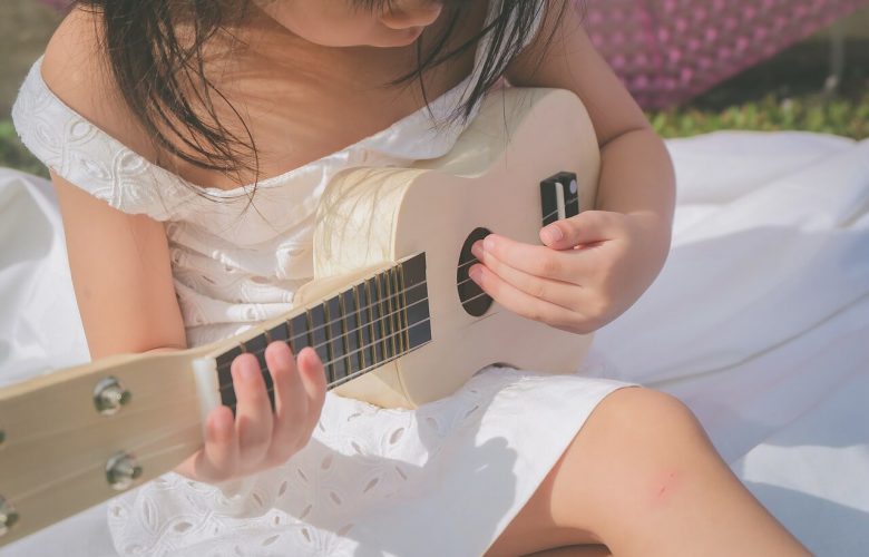 dziecko gra na gitarze